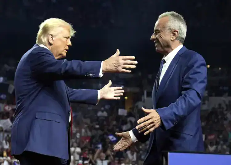 El candidato presidencial republicano Donald Trump abraza al candidato presidencial independiente Robert F. Kennedy Jr. después de recibir su apoyo en un mitin de campaña en el Desert Diamond Arena, el viernes 23 de agosto de 2024, en Glendale, Arizona